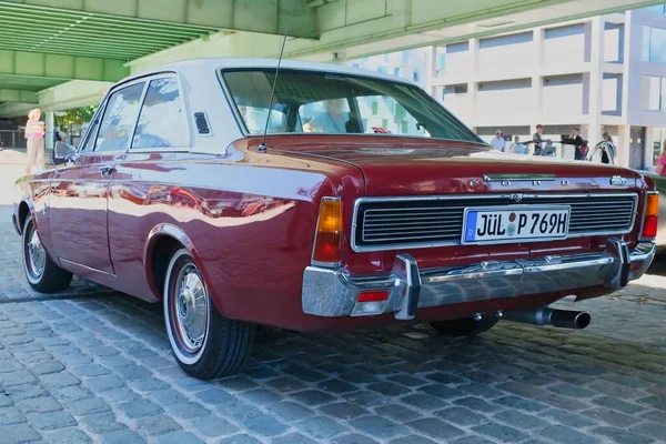 福特2000万辆P7从六十年代在德国科隆的经典车展的后视镜 — 图库照片