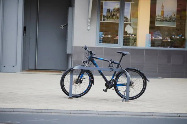 Una Bicicleta Con Diseño Azul Estacionada Acera Con Una Tienda — Foto de Stock