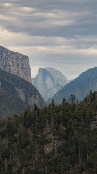 Vertical Shot Half Dome Yosemite National Park Gray Cloudy Sky — Stock Photo, Image