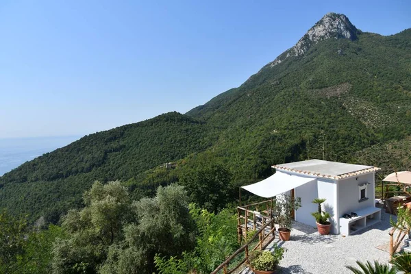 Odizolowany Dom Krajobrazie Albori Wieś Górach Wybrzeża Amalfi — Zdjęcie stockowe