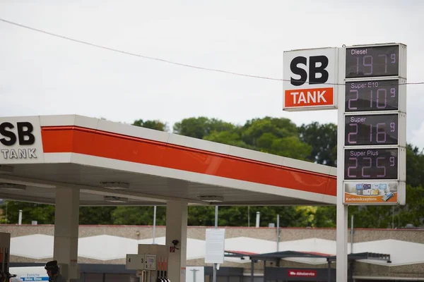 Eine Tankstelle Mit Benzin Und Benzinpreisen Auf Den Transparenten — Stockfoto