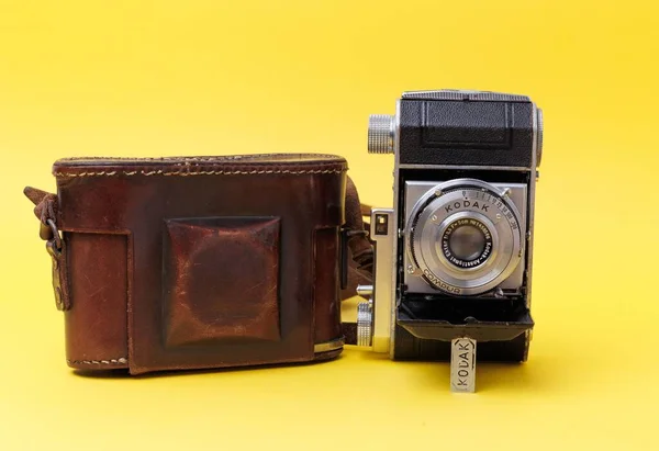 Винтажная Камера Kodak Старым Защитным Кожаным Чехлом Желтом Фоне — стоковое фото