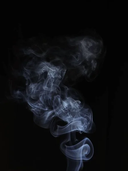 Egy Absztrakt Fényű Fehér Füst Közeli Mozgása Fekete Háttérrel — Stock Fotó