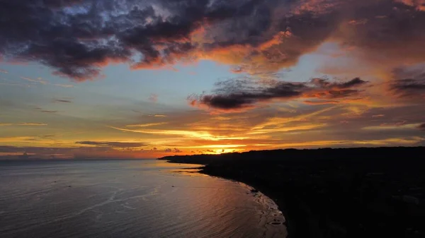 Schöner Goldener Orangefarbener Sonnenuntergang Der Sich Sommerabend Der Küste Der — Stockfoto