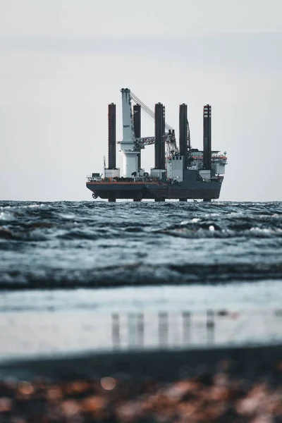 Deniz Kıyısına Yakın Bir Platform Çevresinde Olan Endüstriyel Görüntü — Stok fotoğraf