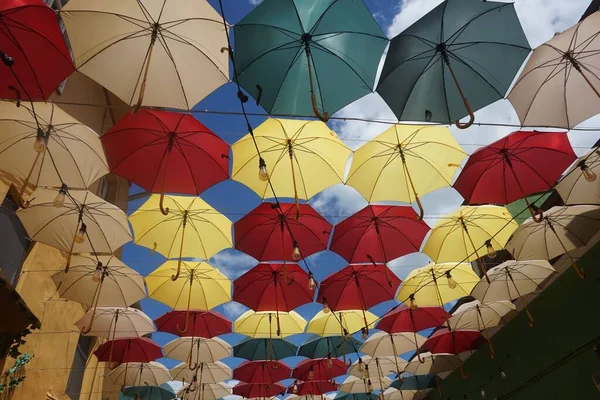 Ein Niedriger Blickwinkel Auf Bunte Regenschirm Dekorierte Straße — Stockfoto