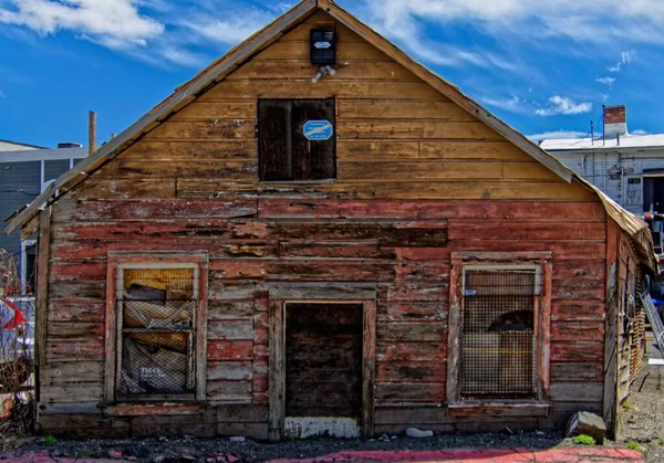 Eine Alte Rot Braune Holzhütte Mit Einem Dreiecksdach Vor Blauem — Stockfoto