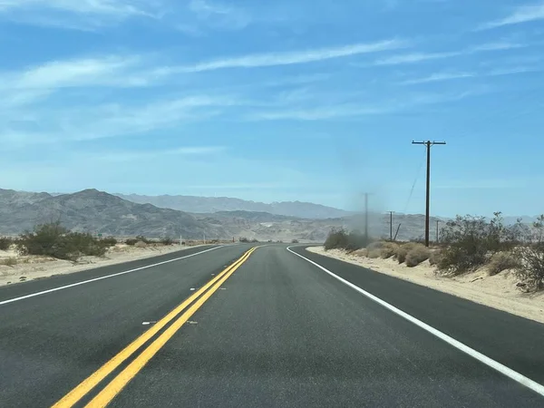 Une Rue Campagne Avec Des Montagnes Arrière Plan — Photo