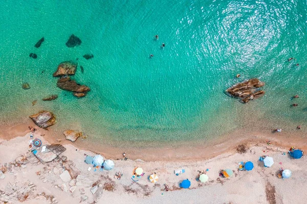 Vacker Antenn Utsikt Över Färgglada Paraplyer Greklands Strandkust Solig Dag — Stockfoto