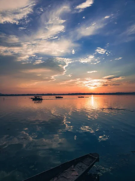 Hindistan Srinagar Dal Gölü Nün Günbatımında Dikey Bir Görüntüsü — Stok fotoğraf