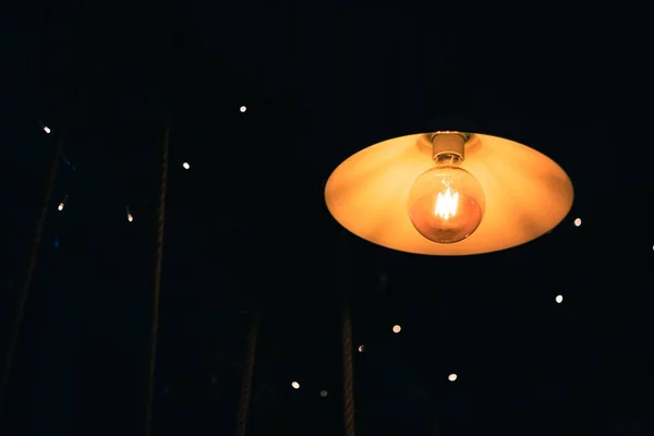 Низькокутний Знімок Лампи Освітлюється Темряві — стокове фото