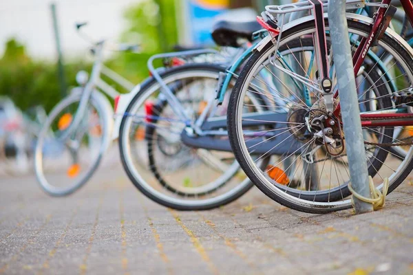 Gros Plan Des Roues Sur Les Vélos Dans Parking — Photo