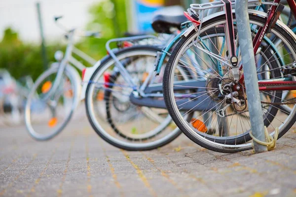 Een Close Van Wielen Fietsen Een Parkeerplaats — Stockfoto