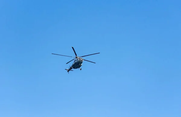 Alacsony Látószögű Kilátás Egy Orosz Katonai Helikopterre Levegőben — Stock Fotó