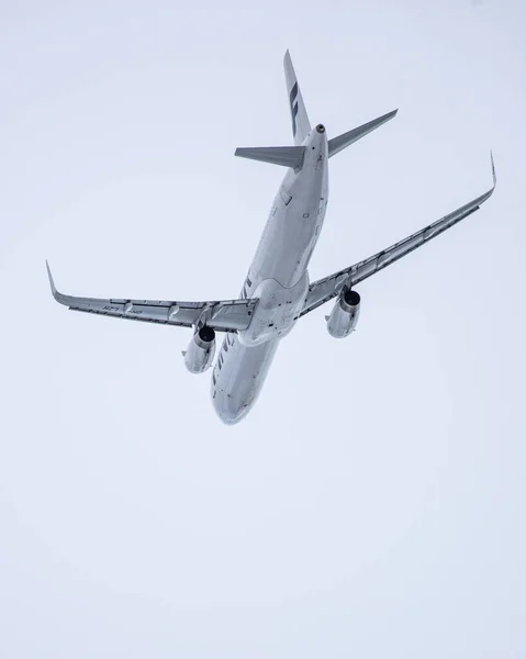 비행기가 하늘을 배경으로 수직으로 날아가는 — 스톡 사진