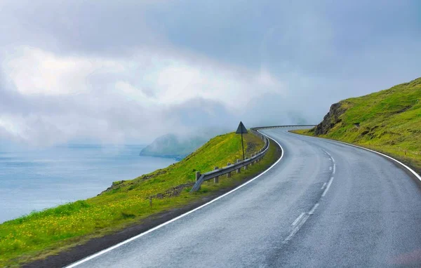 Uma Estrada Asfaltada Com Uma Paisagem Cênica Céu Nublado Nas — Fotografia de Stock