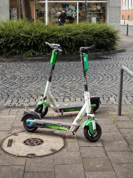 Sokağa Park Edilmiş Iki Limonlu Elektrikli Scooterın Dikey Çekimi — Stok fotoğraf