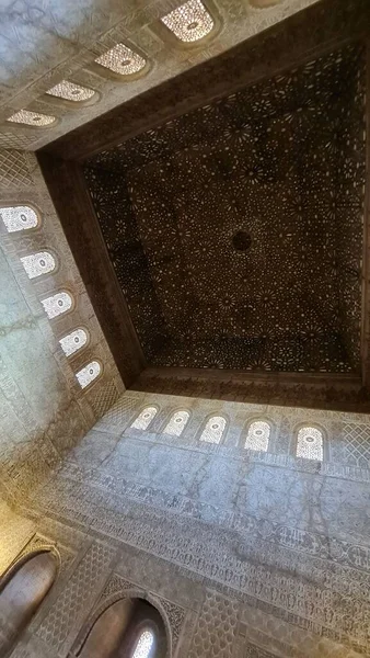 Вертикальный Снимок Потолка Стен Зала Послов Гранаде Испания — стоковое фото
