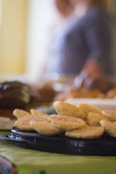 Vertical Shot Delicious Homemade Cookies Kitchen Table Blurry Background Woman — Stock Photo, Image