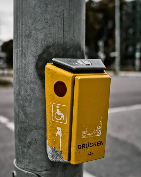Botão Chamada Semáforo Amarelo — Fotografia de Stock