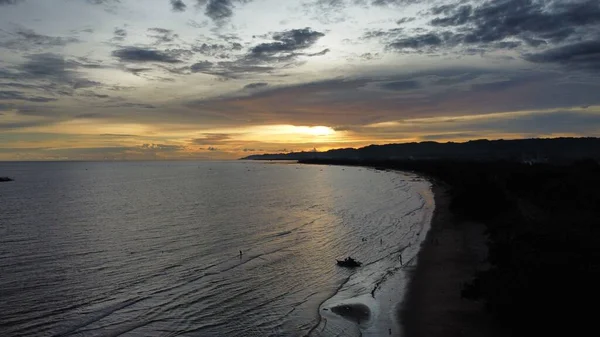美丽的金色落日映照在巴亚万市海滨波涛汹涌的海面上 — 图库照片
