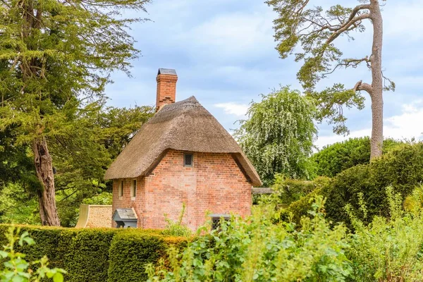 Atmospheric View Red Brick Hut Middle Beautiful Trees Decorative Plants — Stock Photo, Image