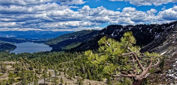Panoramiczny Widok Jeziora Tahoe Pod Bufiastymi Białymi Chmurami — Zdjęcie stockowe