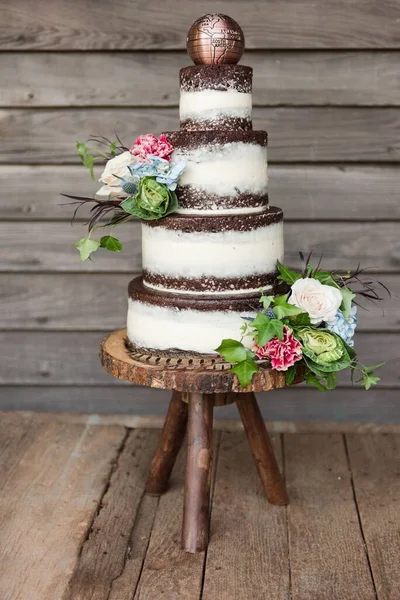Vertical Closeup Shot Four Tier Rustic Naked Cake Wooden Table — Stock Photo, Image