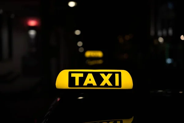 Geceleri Sarı Taksi Arabasının Çatı Tabelaları — Stok fotoğraf
