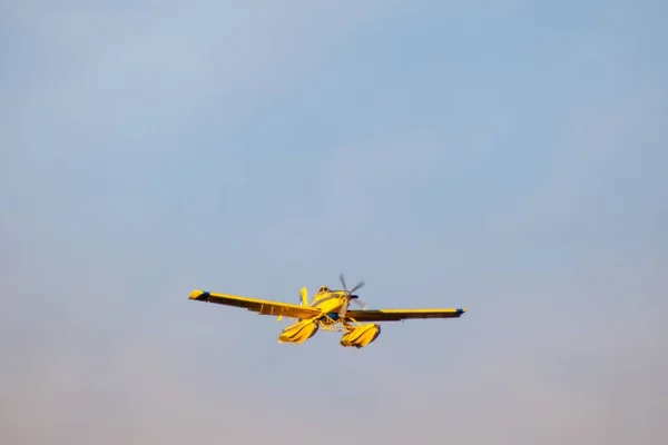 Ein Kleines Gelbes Hydroflugzeug Zum Löschen Von Bränden Fliegt Wasser — Stockfoto