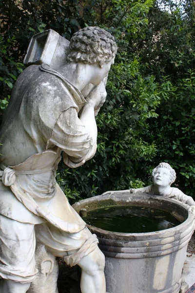 意大利佛罗伦萨波博利花园 一个垂直拍摄的古代喷泉 一个将桶卸下的人的雕塑 — 图库照片