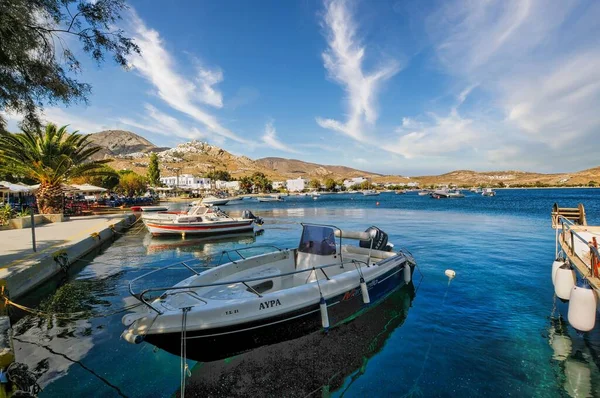 Schöne Aussicht Auf Boote Die Hafen Des Dorfes Livadi Auf — Stockfoto