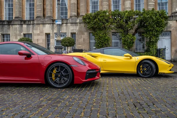 Egy Fényes Sárga Ferrari Egy Piros Porsche Egy Macskaköves Angol — Stock Fotó