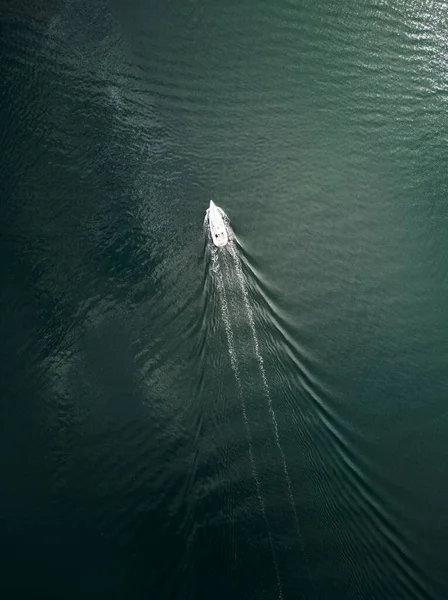 水の中に歩道を離れるスピードボートの垂直ショット — ストック写真