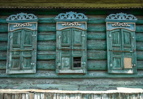 Una Parete Una Vecchia Casa Tronchi Fatiscente Con Tre Finestre — Foto Stock