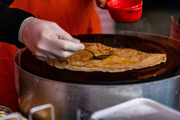 Närbild Händerna Förbereder Läcker Puncake Pan — Stockfoto