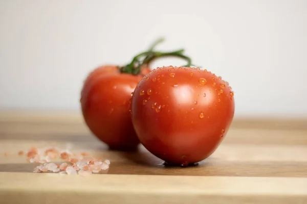 Close Dois Tomates Vermelhos Molhados Recentemente Lavados Uma Superfície Madeira — Fotografia de Stock