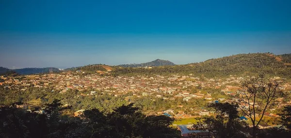 Egy Panoráma Felvétel Egy Városról Körülvéve Buja Fákkal Hegyekkel Nappal — Stock Fotó