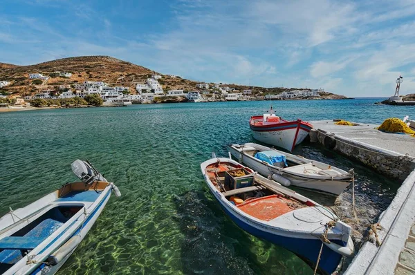 Barche Ormeggiate Sull Acqua Sullo Sfondo Del Villaggio Alopronoia Sikinos — Foto Stock