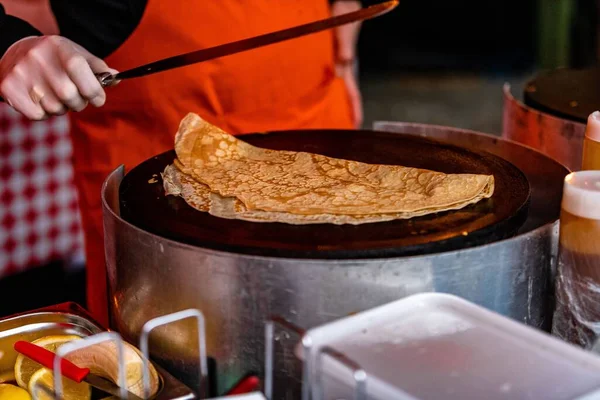 Närbild Hand Förbereder Läcker Pannkaka Pan — Stockfoto