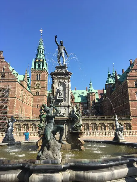 Tiro Vertical Estátuas Uma Fonte Frente Castelo Frederiksborg Hillerod Dinamarca — Fotografia de Stock