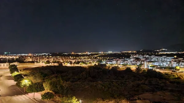 Gece Aydınlanmış Şehir Manzarasının Koyu Mavi Gökyüzü Arkaplanına Karşı Çatı — Stok fotoğraf