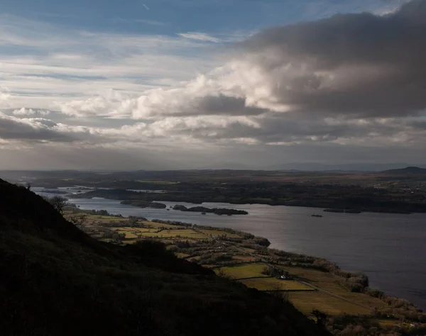 Vista Panorámica Del Hermoso Cielo Lago Bajo Las Nubes — Foto de Stock