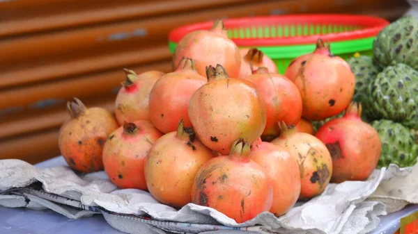 Zbliżenie Granatów Sprzedawanych Drodze Indiach — Zdjęcie stockowe