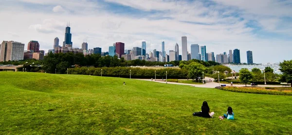 Mensen Rusten Het Groene Gras Het Park Achtergrond Van Moderne — Stockfoto
