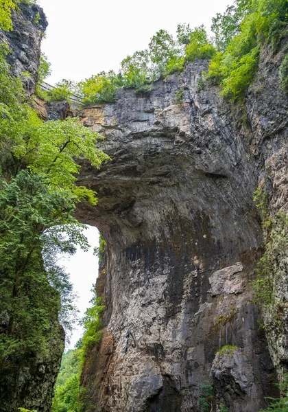 Beau Pont Naturel Virginie Recouvert Arbres Verdoyants Groupe Visiteurs Dessous — Photo