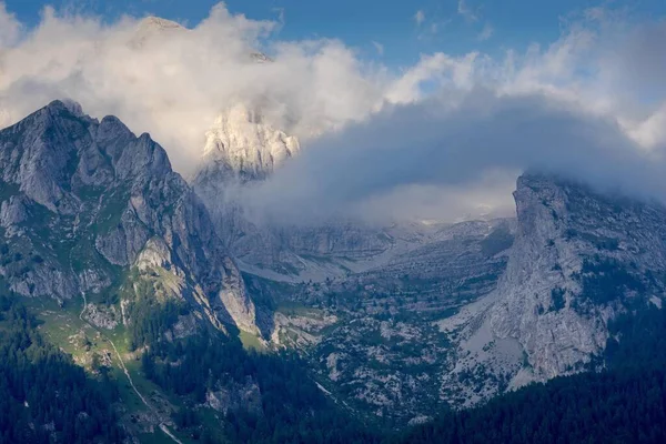 Uma Cena Cênica Alpes Cobertos Grandes Nuvens — Fotografia de Stock