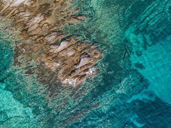 Une Vue Aérienne Belles Formations Rocheuses Dans Une Mer Turquoise — Photo