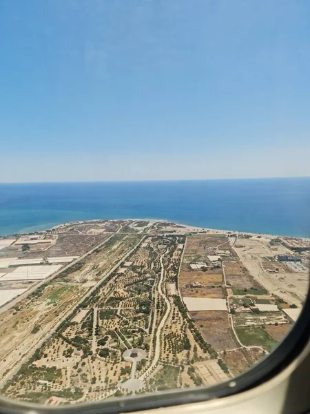 Een Verticaal Uitzicht Achter Vliegtuig Venster Van Dorre Kustlijnen — Stockfoto