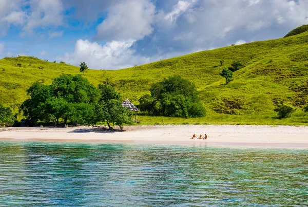 Tourist Relaxing Pink Beach Komodo National Park — Stock Photo, Image